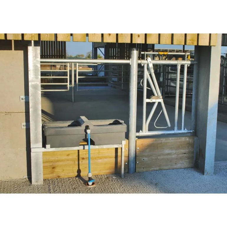 Abreuvoir Polybac 72 M double avec rebord intérieur et support de fixation