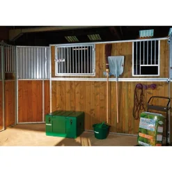 Fenêtre fixe barreaudée avec passage de nourriture